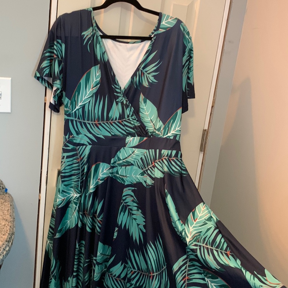 🌴Tropical print crossover dress! 🌴